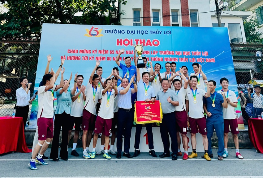 Đội bóng nam của Viện Khoa học Thủy lợi Việt Nam giành cúp vô địch giải bóng đá hướng tới chào mừng kỷ niệm 80 năm ngày truyền thống ngành Thủy lợi Việt Nam