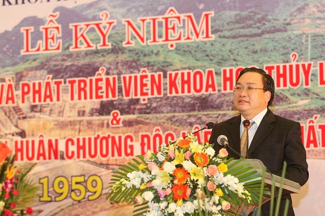 Phó chủ tịch nước Nguyễn Thị Doan trao Huân chương Độc lập hạng nhất cho Viện Khoa học Thủy lợi Việt Nam